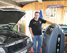 Michael Eichler am Diagnosegerät
